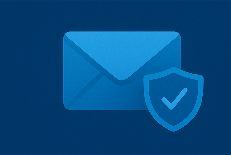 Ilustración azul metálico de un sobre con escudo, representando la protección de correos corporativos Checklist de Seguridad en Hosting con cPanel
